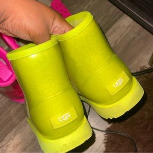 Neon green Ugg’s size 5